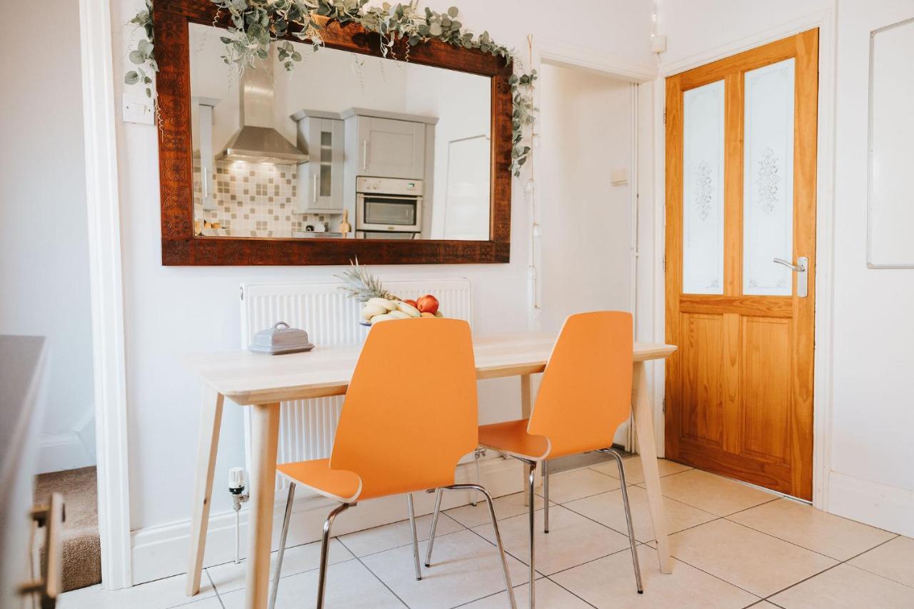 Female Guests Cosy Room Preston City Centre Bagian luar foto